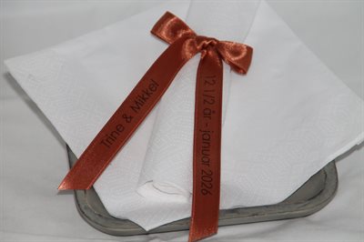 Kobber sløjfebånd - skrifttype på foto: Mostra Nuova